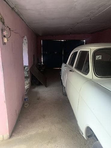 Klassik sovet avtomobili – GAZ-21 Volqa, ağ rəngli, sedan kuzov