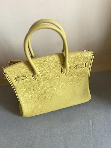 gozluk: Zərif sarı rəngdə strukturlaşdırılmış qadın əl çantası.Ingilterenin — 2