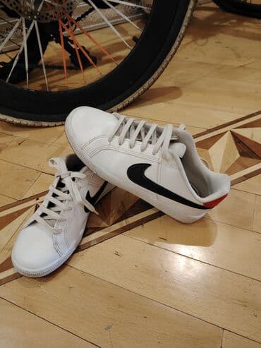 Səndəl və şəp-şüplər: Nike Court Royale kişi/kadın krossovkaları - Rəng: ağ üst hissə, qara — 2