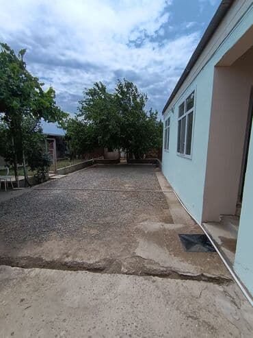 загородный дом с гаражом: Həyətyanı ev və bağ sahəsi - Geniş, hasarlanmış həyət: çınqıllı yol — 1