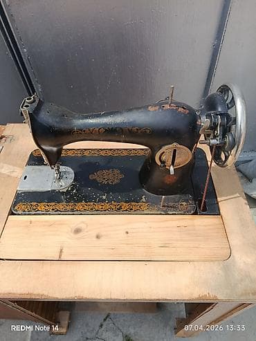 antik divan: Ayaq pedallı tikiş maşını və taxta şkaflı masa - Klassik mexaniki — 2