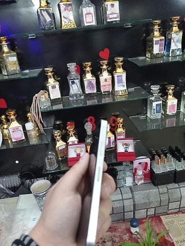 iphon 15: Məhsul: Ağıllı telefon (ağ rəng), üçlü arxa kamera modulu və LED flaş — 3