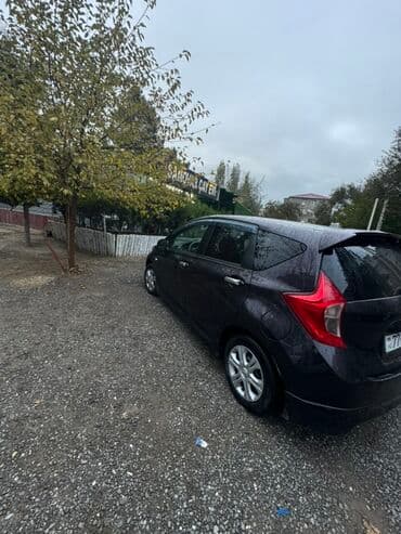 ucuz elektrikli motosiklet: Nissan Note, qara rəng, 5 qapılı hetçbek. Arxa spoylerli, yığcam və — 4