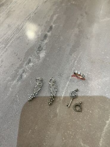firuzə qaşlı uzuklər: Gümüş zinət əşyaları – 4parça. Təmiz gümüşdür Hamısını birlikdə 130 — 5