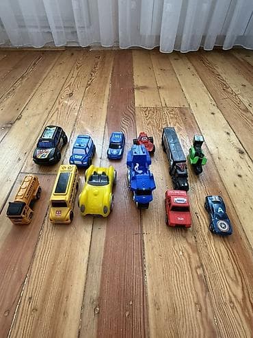 Uşaq üçün oyuncaq avtomobil dəsti - Ümumi say: 12 ədəd - Növlər: yük