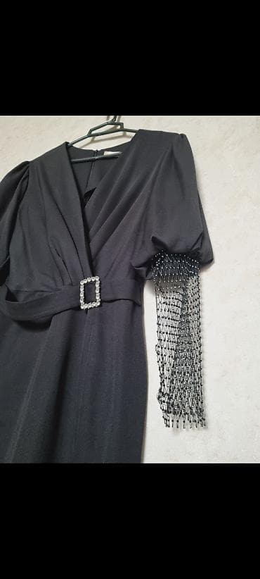 Zərif qara kokteyl donu - Model: midi uzunluqda, dar siluetli - — 4