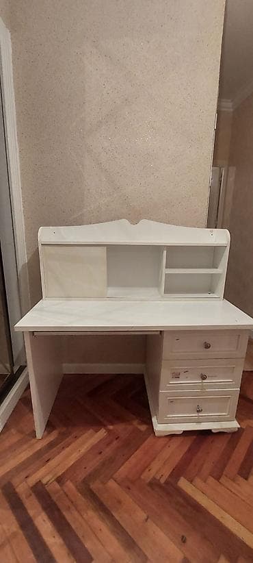 N17 Yazi masasi 60azn. Tecili satilir. Unvan Azadliq pr. *N17