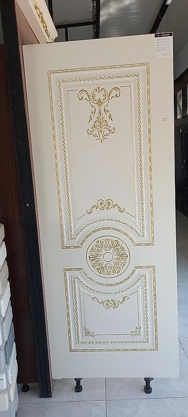 Klassik dizaynlı daxili qapı paneli - Rəng: krem-ağ əsas üzərində