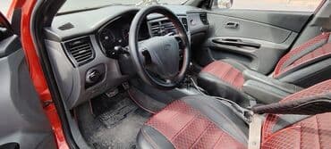 купить чехлы на авто: Kia Rio – hetçbek kuzov, qırmızı rəng. - Markası/modeli: Kia Rio — 10