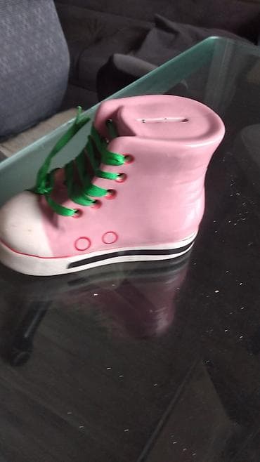 mekteb canta: Çəhrayı keramika qənaət qabı (kopilka) 16×10×7– krossovka formasında — 1