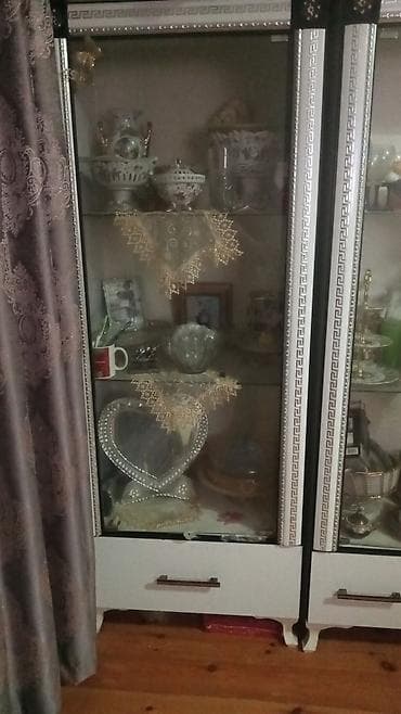 kanfet vitrini: İki qapılı vitrin şkafı - Dizayn: Klassik üslubda, ağ korpus və gümüş — 3