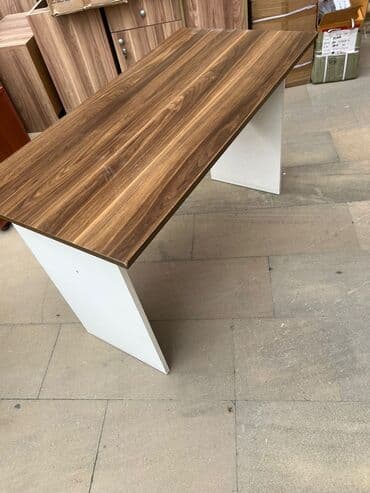 İşçi üçün, Dördbucaq masa