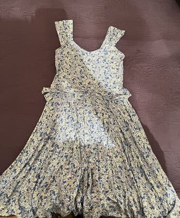 Ag üstündə güllər.
Trendyoldan alınıb ( 30 manata).
1 dəfə geyinilib