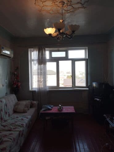 şirvan əmlak az: 5 mertebeli binanin 4 mertebesinde 3 otaqli menzil satilir. Senedleri — 5