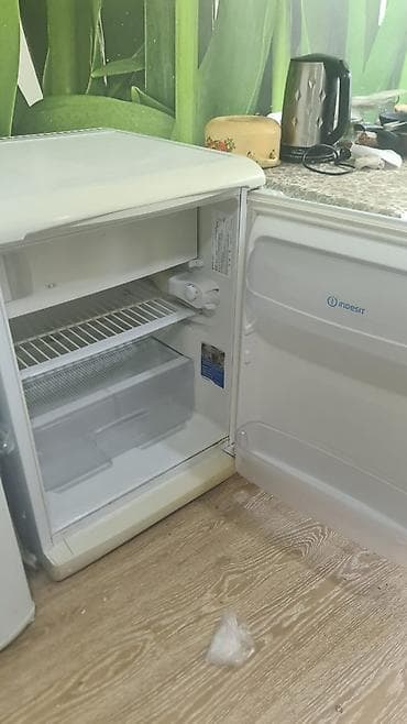 mini ipone: Mini soyuducu İndesit 180 Azn.Tam işləkdir. Ünvan Səbail — 2