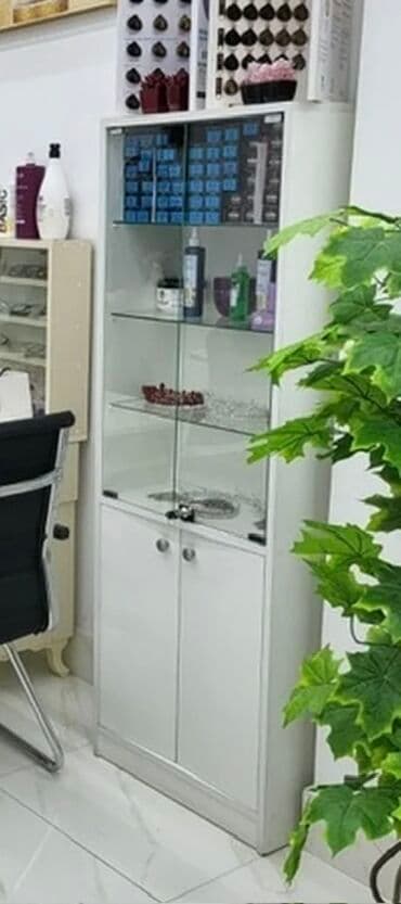 Şüşəli dolab vitrini