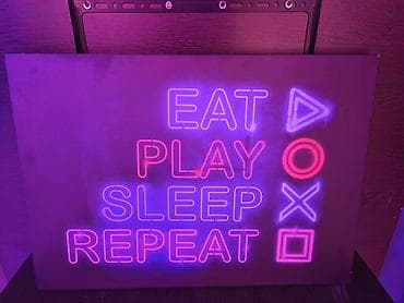 playstation 4 pro oyunları: PlayStation oyun zalı – rahat lounge və neon dizayn Hazır Biznes — 5