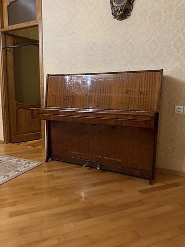 elektro akustik gitara: Təzə vəziyyətdə qalmış pianino hazır köklənib üstünün mebelində heç — 2