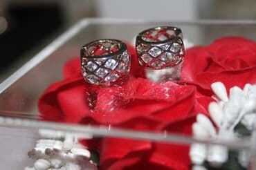 uzun qizil sirqalar: Sırğa, Ünvandan götürmə — 1