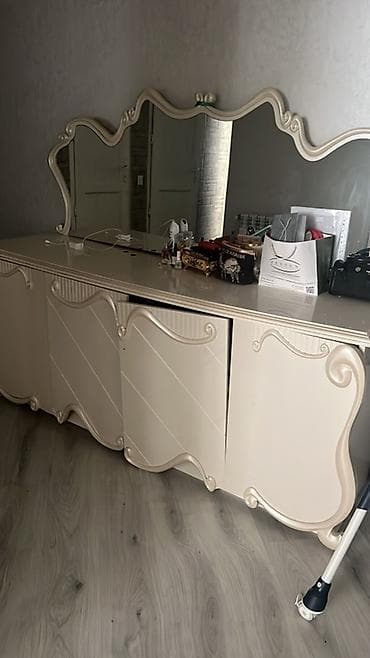 stullar ev ucun: Klassik üslubda qonaq otağı mebel dəsti Tərkibi: - Şüşəli vitrin: iki — 6