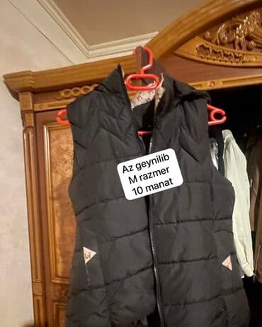 M razmer iki üst geyim dəsti 1) Qara şişmə jilet - Ön hissə