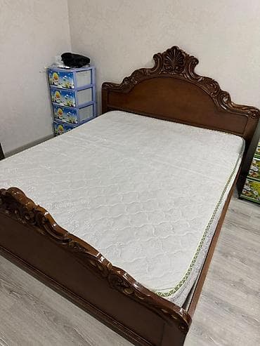 taxta əl işi: İşlənmiş, İkinəfərlik çarpayı, Bazalı, Matras ilə, Siyirməsiz, İtaliya — 2