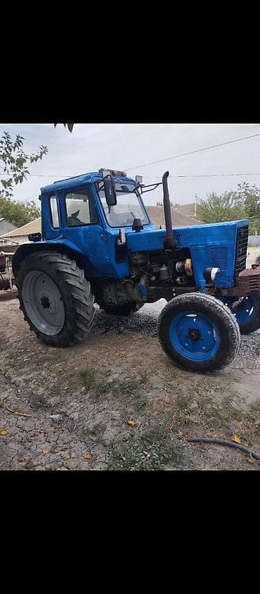 lada teker: Mavi rəngli universal təkərli traktor - Güclü dizel mühərriki, ön — 2