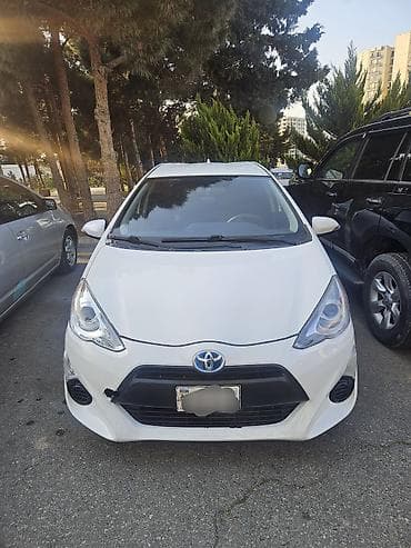 Автозапчасти: Toyota Prius C hibrid hetçbek - Gövdə: 5 qapılı hetçbek, ağ rəng - — 1