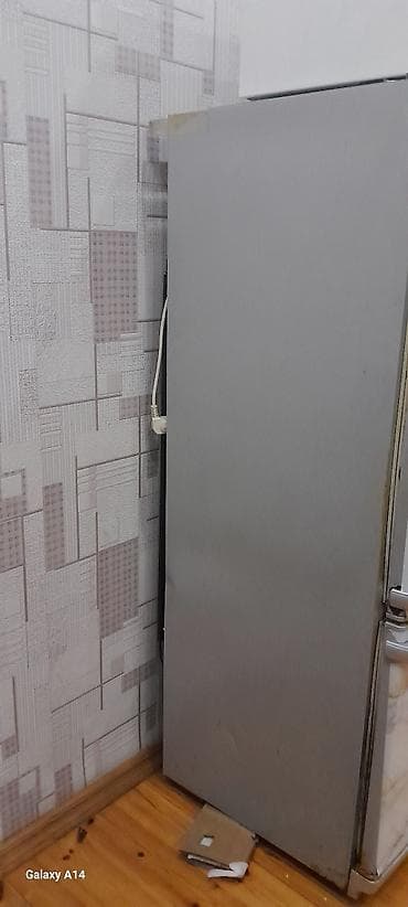 playstation 4 slim satilir: Pozis. İki qapılı soyuducu (aşağıda dondurucu, yuxarıda soyuducu — 2