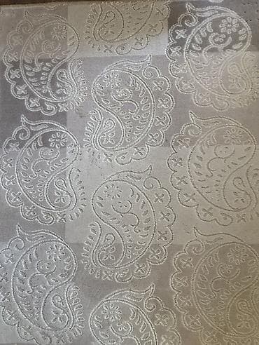 Xalça – açıq boz/bej tonlarda, paisley (buta) naxışlı. Ölçü 3,30 x 080