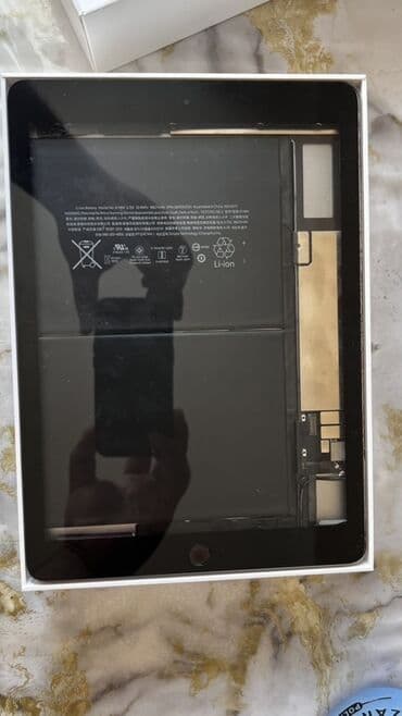 ipad mini5: Продам satıram İpad 6 Ehtiyat hissələri üçün iPad 6 modeli A1893 — 1