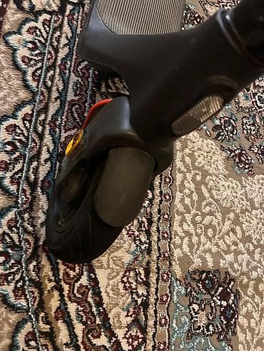 İşlənmiş Elektrik samokat 10", 251 - 350 Vt, 26 - 35 km/s, Ödənişli çatdırılma