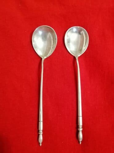 qaşıq: Yuvarlaq formalı baş hissəsi və bəzəkli tutacaqları olan iki gümüşü — 1