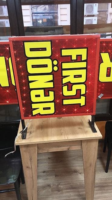 электронное табло: Reklam lövhəsi – “FIRST DÖNƏR” - Parlaq qırmızı fon üzərində iri — 2