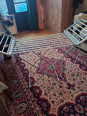 Elektron Paltarqurudan asılqan – qatlanan, yerə qoyulan model. -