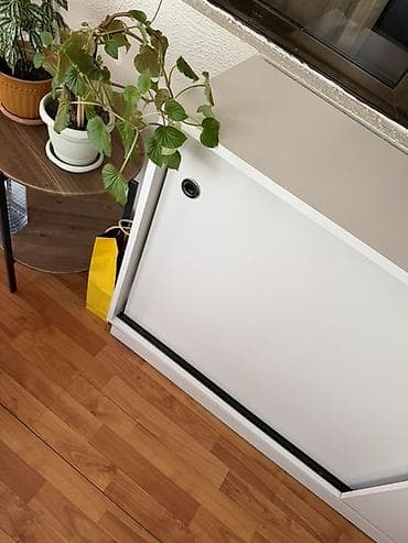 balka: Ağ rəngli sürgülü qapılı şkaf - Minimalist dizayn, balkon, dəhliz və — 1