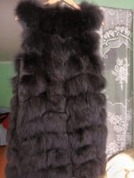 женские меховые жилеты: Qara rəngli uzun tük kürk jilet. - Qalın və həcmli tük teksturası — 1