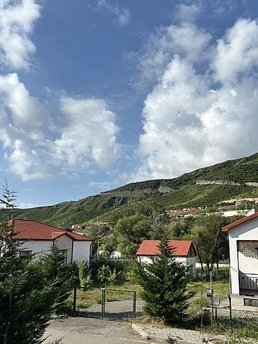 sibrizde evler: Dağ mənzərəli həyət evi – geniş eyvanlı Üstünlüklər: - Geniş terasda — 10