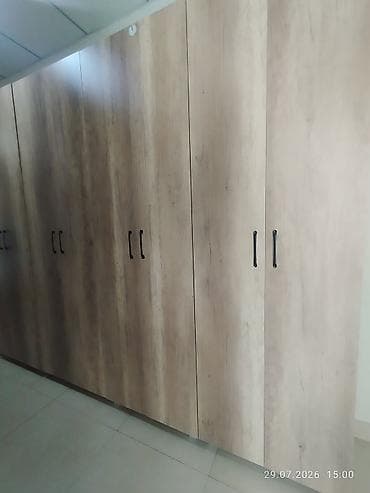 Çox ideal vəziyyətdə, hündür və yığcam dolab satılır. Evlərin dəhlizi