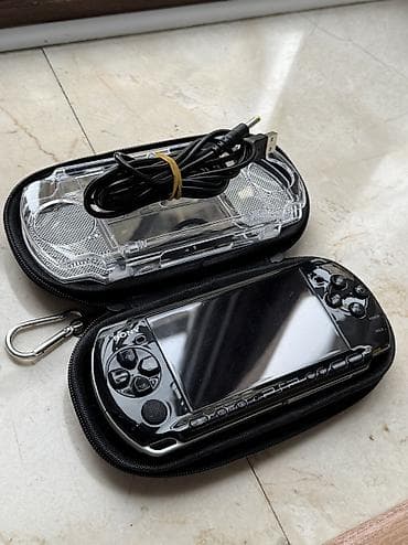 Sony PSP 3004 Tam işlək vəziyyətdə. Umd disk yeri işləyir. Üstündə 8gb