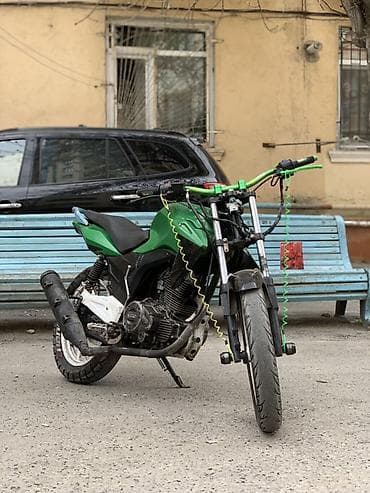 ucuz muraveyler: Motosiklet – küçə/naked üslubunda, yaşıl-qara rəng sxemi ilə. Texniki — 4