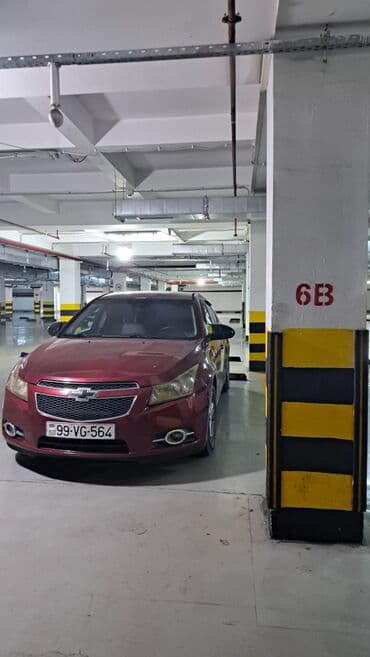 turbo az qız maşınları: Chevrolet Cruze sedan – RS paketli, qırmızı rəng. - Kuzov: 4 qapılı — 1