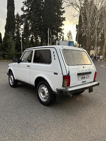 turbo az yeşqa: Lada Niva 4x4, ağ rəng, 3 qapılı kuzov. Texniki və dizayn — 8