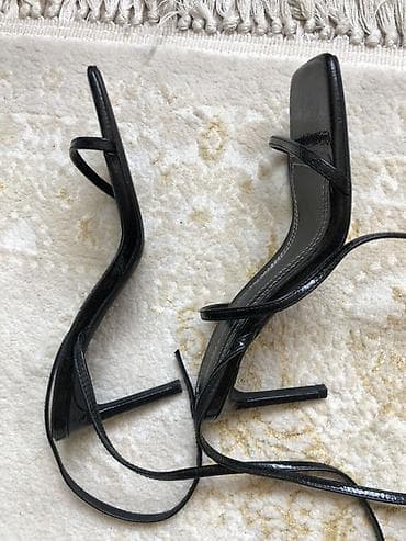 Basanoşka və səndəllər: Bershka qadın sandaleti - Rəng: qara, laklı effekt - Model: nazik — 2