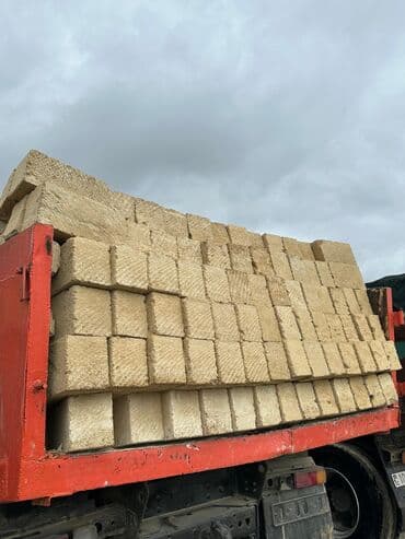 Satılır, təbii daşlardan hazırlanmış, səliqəli düzülmüş kub şəklində