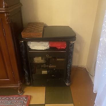 sutular: Klassik üslubda kiçik şkaf/TV tumbası - Material: laklı ağac və şüşə — 1