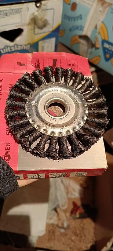 Kəsici dəzgah üçün burğulu tel fırça diski (angle grinder üçün)