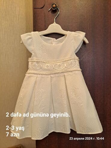 Donlar: 2-3 yaş qız uşağına paltarlar satılır. Qiymətlər üzərində yazılıb — 2