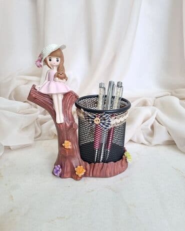 pul yığmaq ucun qab: Oturan futbolçu heykəlciyi ilə bəzədilmiş qələmdan. Dəmir tor dizaynlı — 8