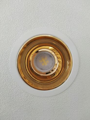 lampa: Qızılı rəngli daxili LED işıqlandırma armaturu. Ağ rəngli çərçivəsi — 1